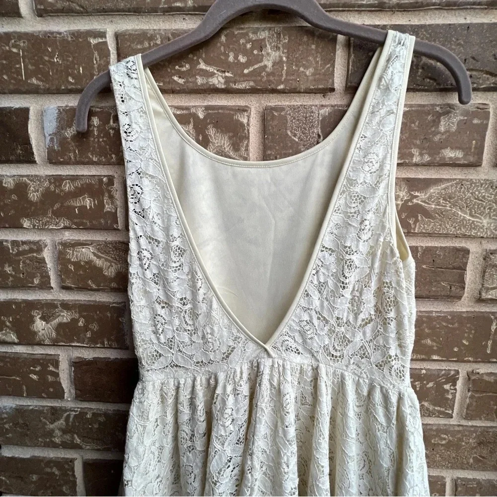 Pins and Needles Lace Dress, size 2 - Picture 6 of 9